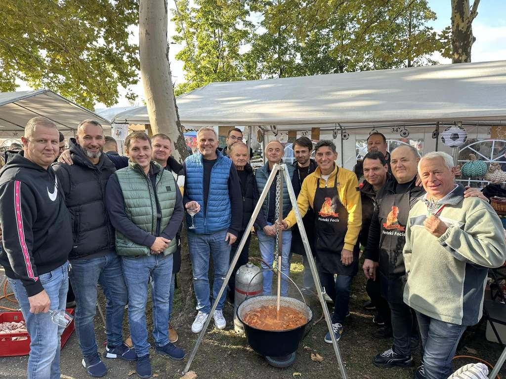 120 bográcsban rotyogott a kiskőrösi kakaspörkölt