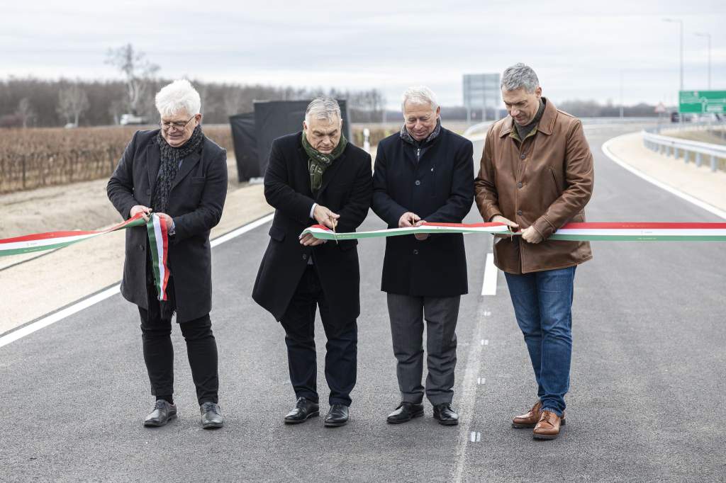 Átadták az 53. számú főút Soltvadkert elkerülőt