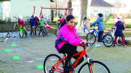 Kerékpárokat kaptak a gyerekek  Dunaszentbenedeken 